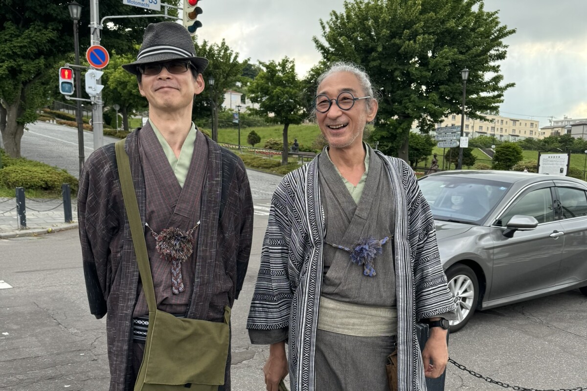 Two people in traditional Japanese dress 